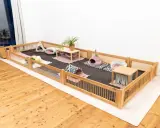 Ein geräumiges Gehege mit Holzumrandung, weichem Teppichboden und gemütlichen Häuschen für Meerschweinchen. Die meerschweinchen einstreu ist sauber und lädt zum Spielen ein.