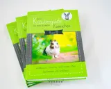 Drei grüne Bücher mit Kaninchenmotiv und dem Titel "Kräuterguide für deine Kaninchen".