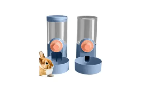 Zwei blaue Trinkspender für Kleintiere, einer mit einem Kaninchen davor.
