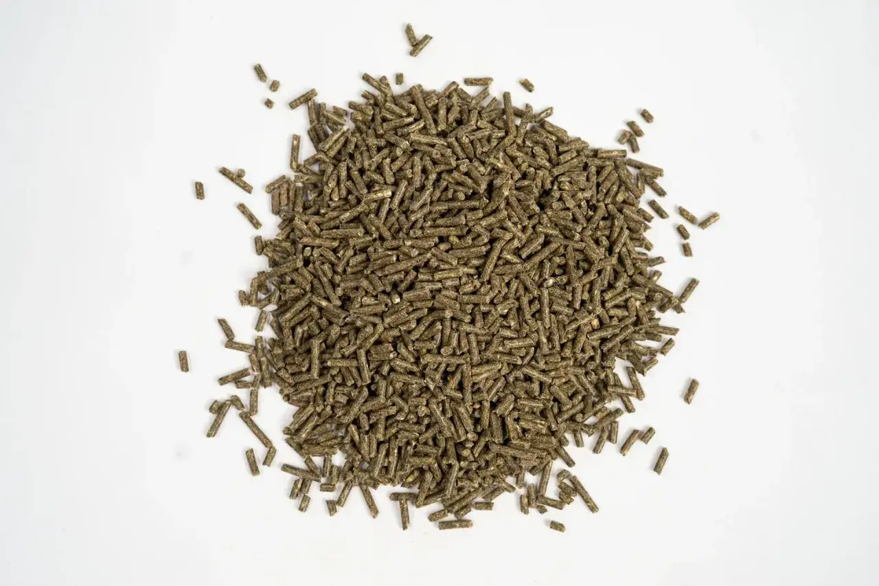 Ein Haufen brauner Pellets, ideal als kaninchen trockenfutter.